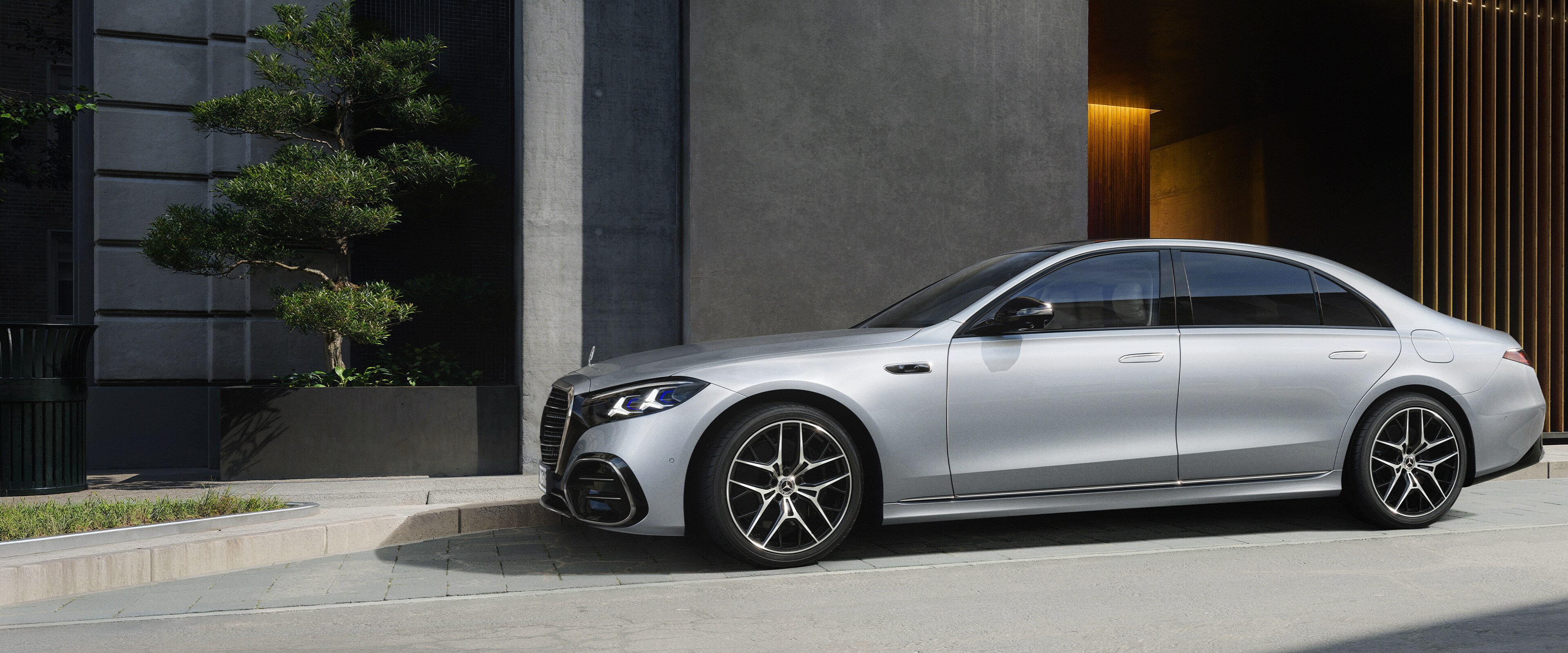 The new Mercedes-Benz S-Class Saloon Long in a close side view.