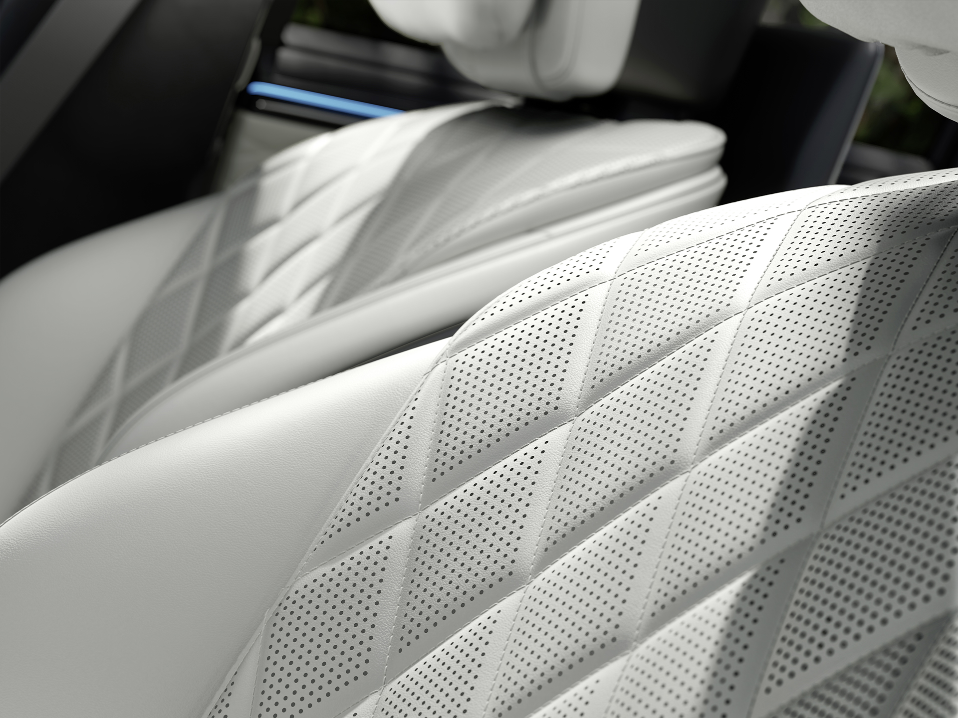 MANUFAKTUR | S-Class Saloon | Mercedes-Benz The new Mercedes-Benz S-Class Saloon with MANUFAKTUR features in a side view.