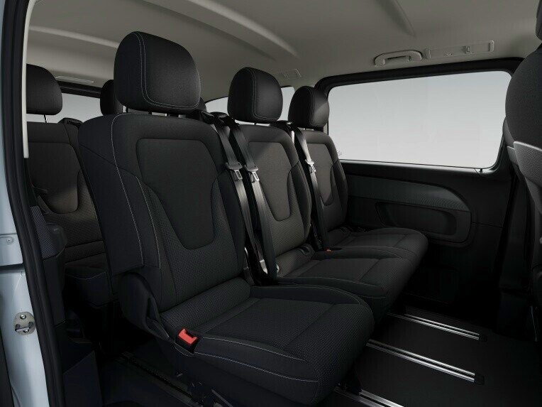 On the 3-seater comfort bench seat in the 1st or 2nd row of the passenger compartment, 3 persons enjoy especially comfortable seating.