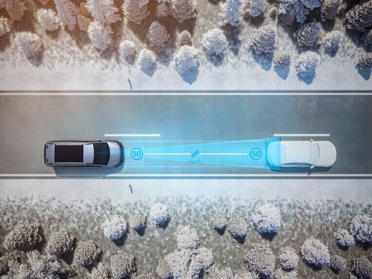 The radar-based Active Distance Assist DISTRONIC system automatically maintains a set distance to vehicles travelling in front.