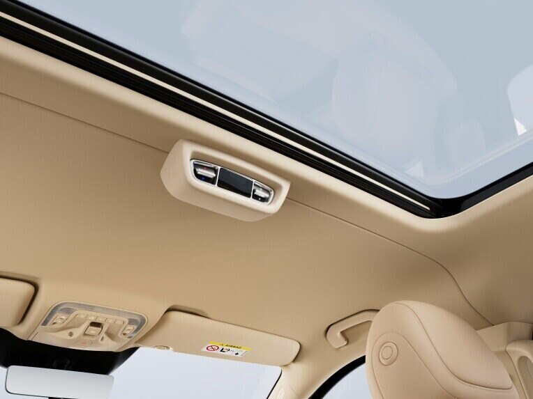 The TEMPMATIC semi-automatic air conditioning system in the rear pampers your passengers with pleasant climate comfort.