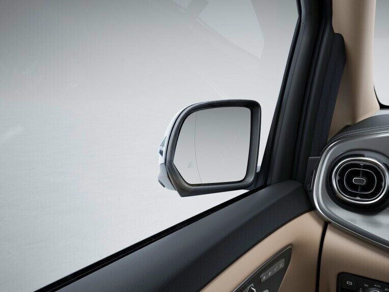 The Mirror Package can increase comfort while driving and when getting in and out of the car.