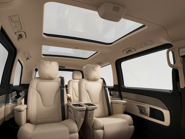 The high-grade panoramic sliding sunroof lets plenty of light into the vehicle interior through its large glass surface.