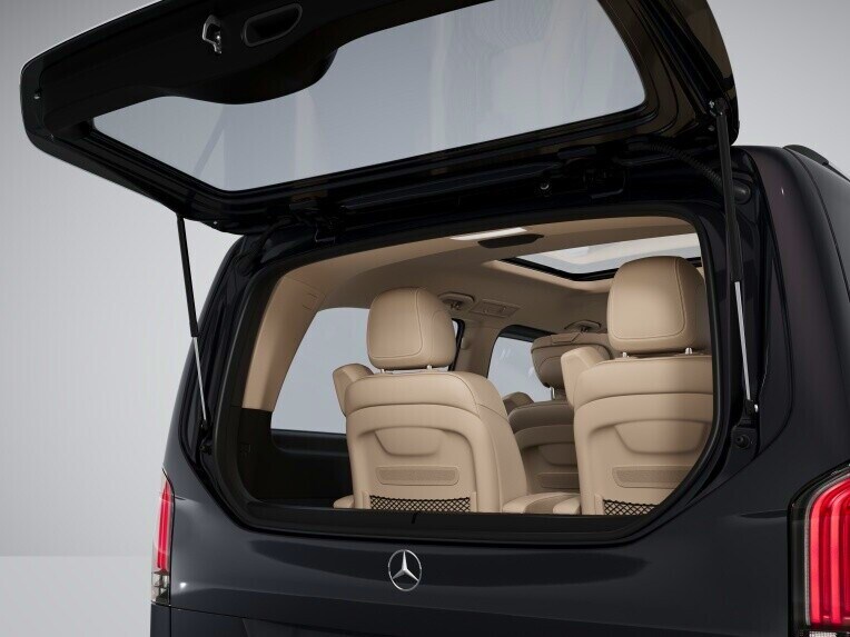 The separately opening rear window can be manually opened and closed independently of the tailgate.
