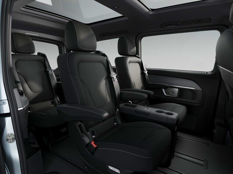 You can hardly get any more comfortable in the rear, as the individual seat, which can be adjusted in many ways, fulfils practically every comfort requirement.