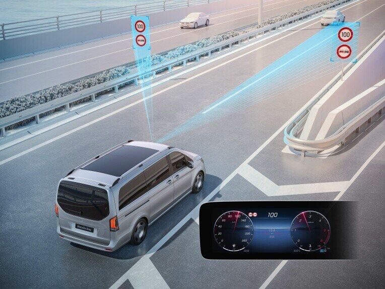 The traffic sign assistant can support the driver by permanently displaying detected speed limits as well as no-entry and no-overtaking signs.