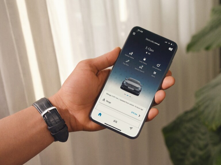 The Standard Services for the vehicle are activated via the smartphone.