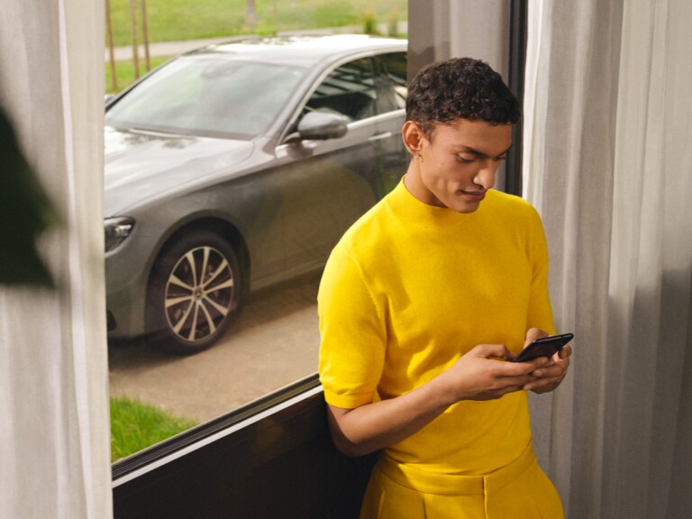 A man checks the replacement of wear parts via the free Telediagnostics Digital Extra