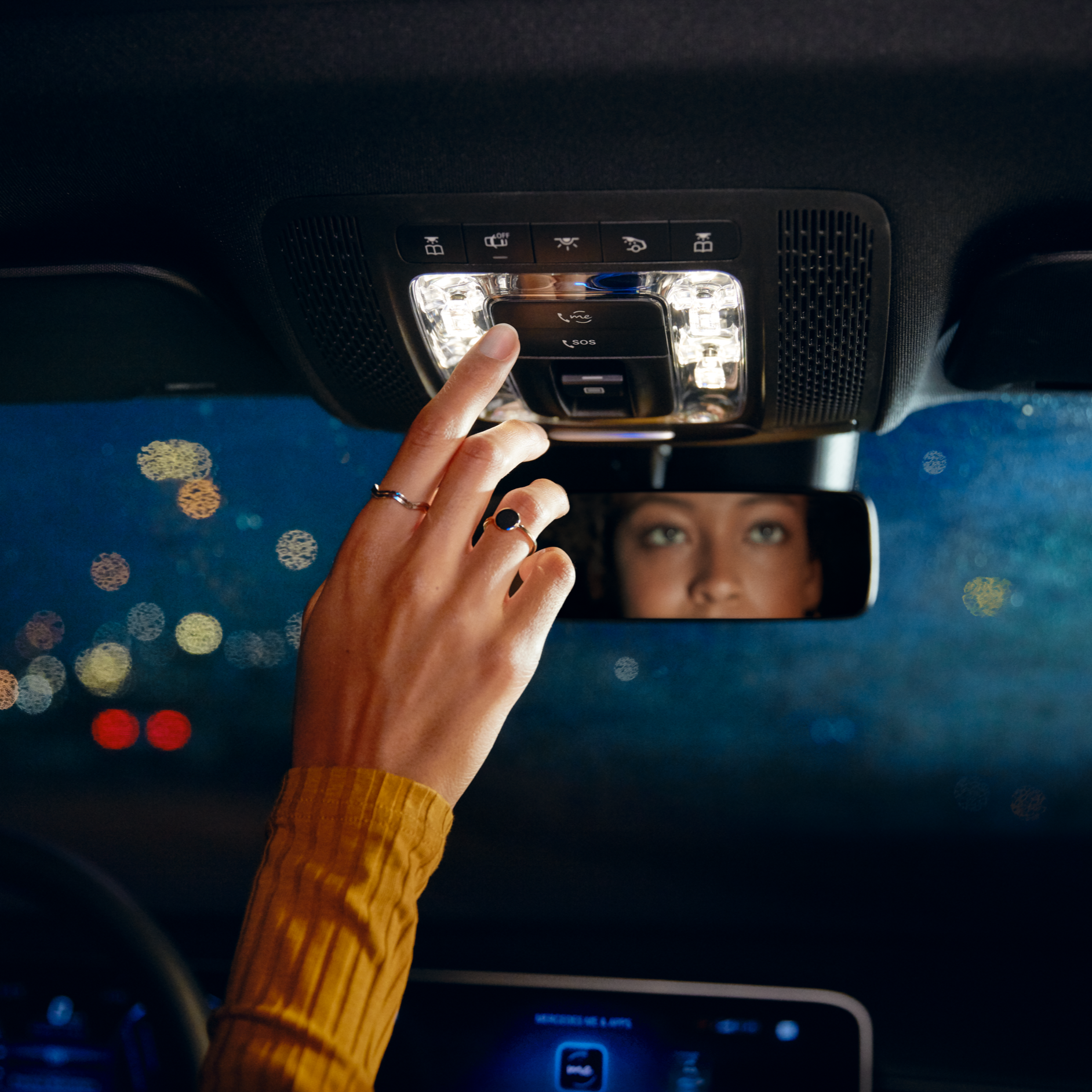 Due to a breakdown, the emergency assistant is activated in the vehicle. Due to a breakdown, the emergency assistant is activated in the vehicle.