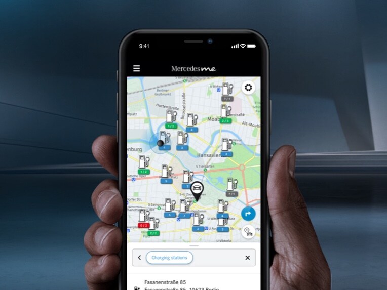 The charging stations in the vicinity are displayed on a smartphone via Mercedes me Charge in the Mercedes App.