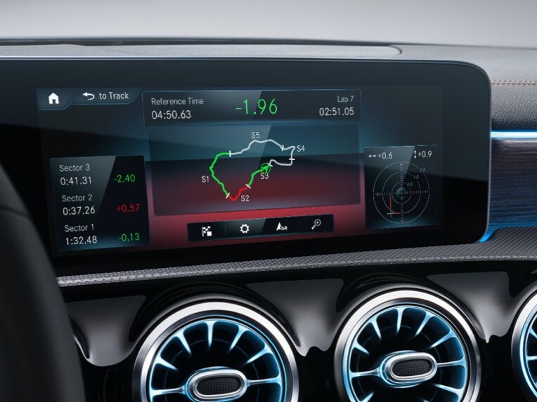 The AMG Track Pace Digital Extra displays the lap times on the screen of the MBUX multimedia system.
