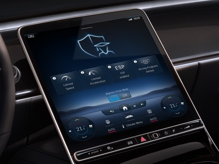 The MBUX multimedia system displays the main menu for the Beginner Driver and Parking modes.