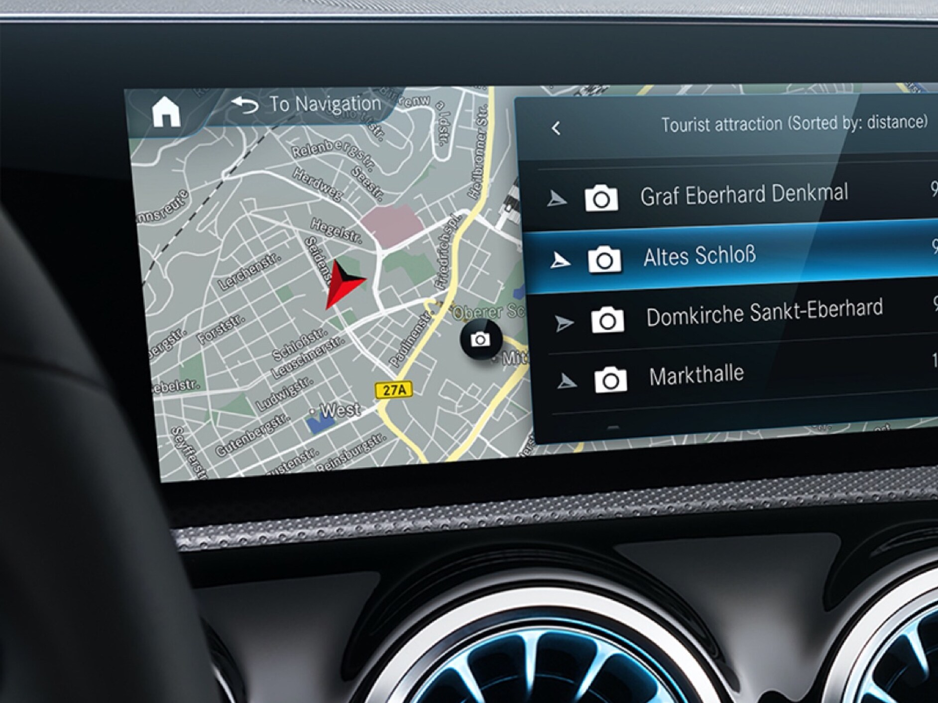 The MBUX multimedia system displays the best route for the driver thanks to the Navigation Digital Extras.