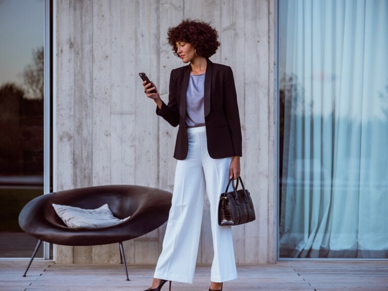 A woman connects to her Mercedes Benz via smartphone and the Mercedes-Benz App and uses the Remote Digital Extras to check whether all the doors of her Mercedes-Benz are locked.