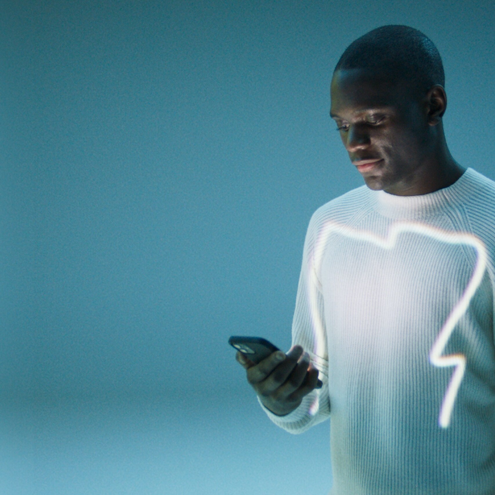 A man opens the Mercedes-Benz App on his smartphone.