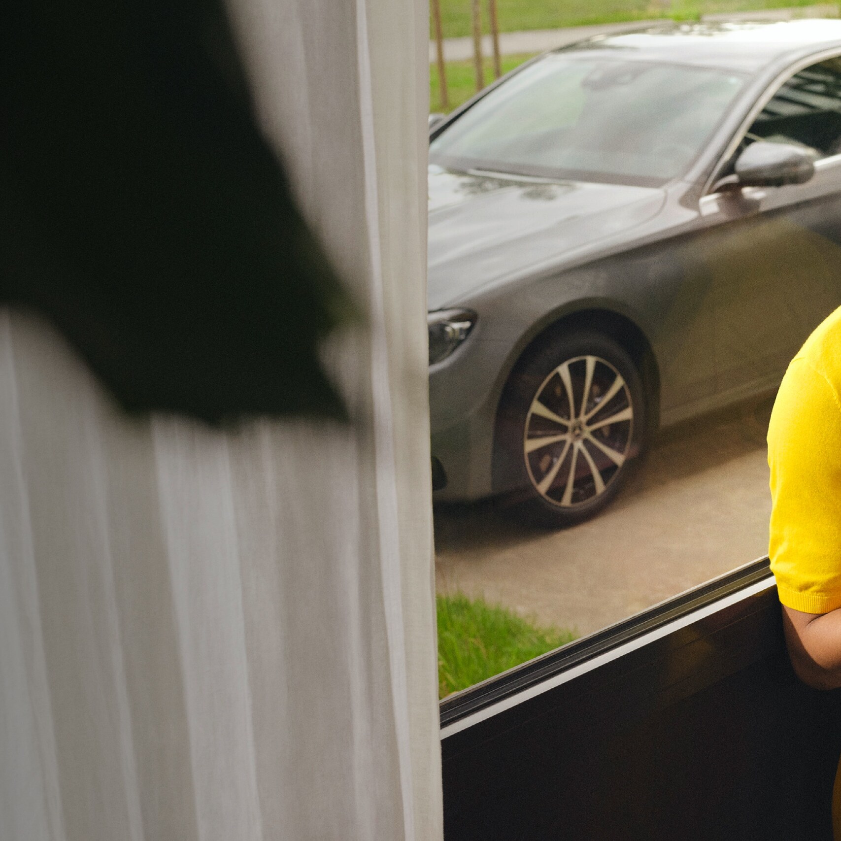 A man is connected to his Mercedes-Benz via Digital Extras on his smartphone.