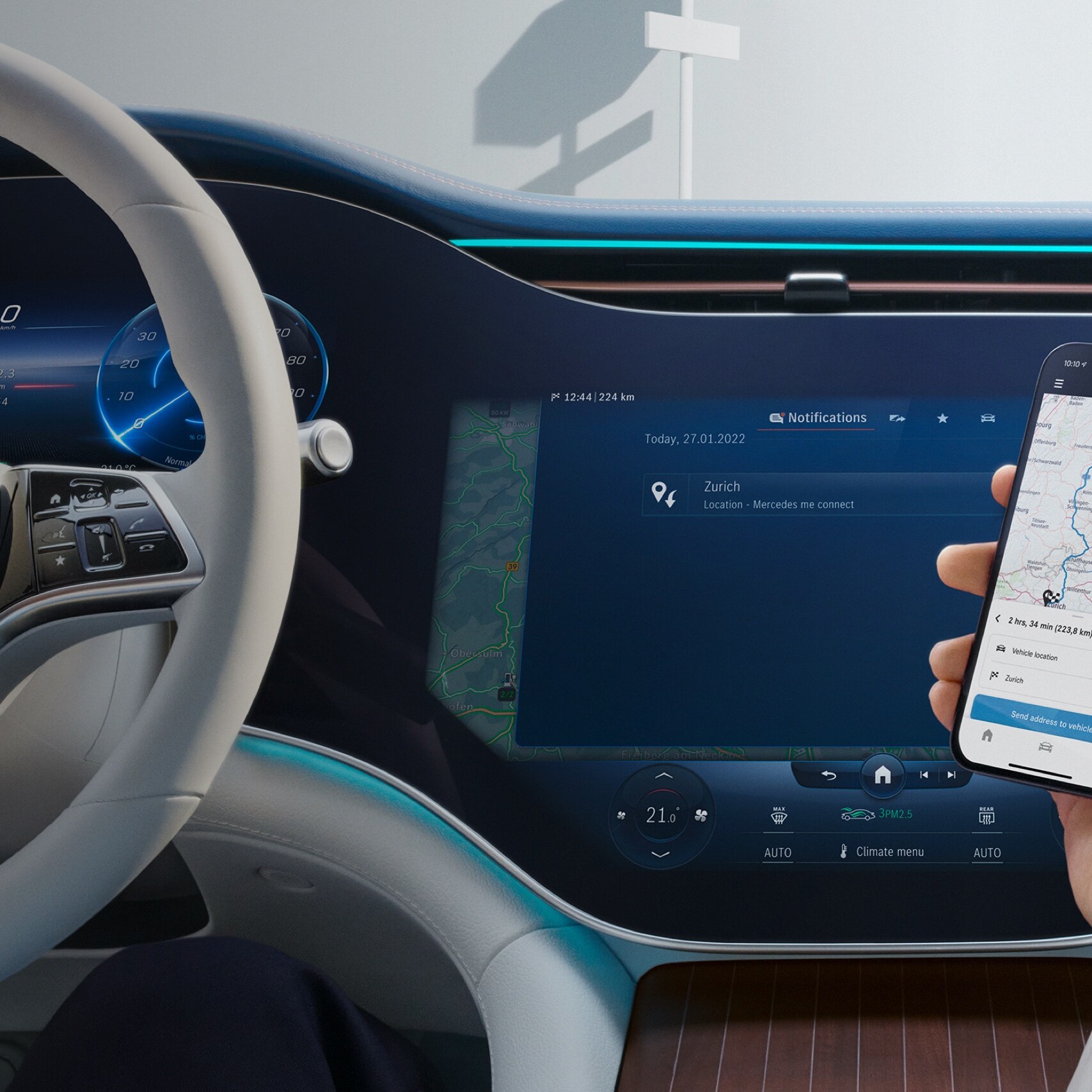 A man opens the Mercedes me App on his smartphone.