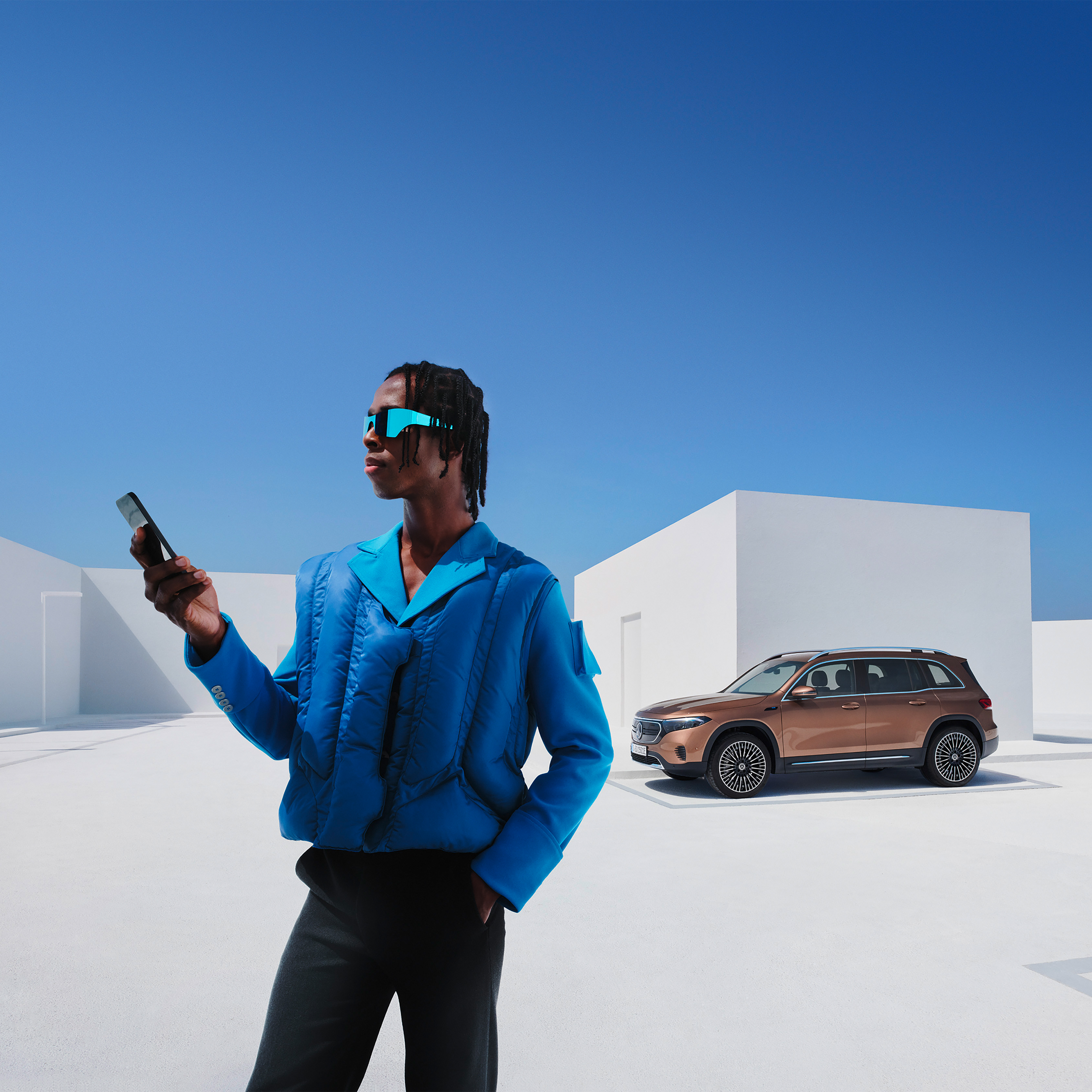 Remote | Mercedes-Benz A man in front of the EQB from Mercedes-Benz.