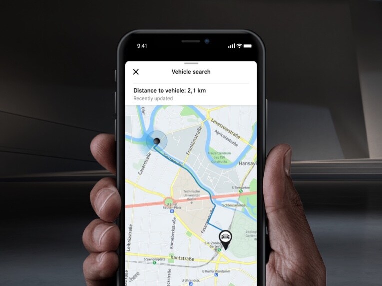 On a smartphone, the vehicle location is displayed via a Remote Digital Extra