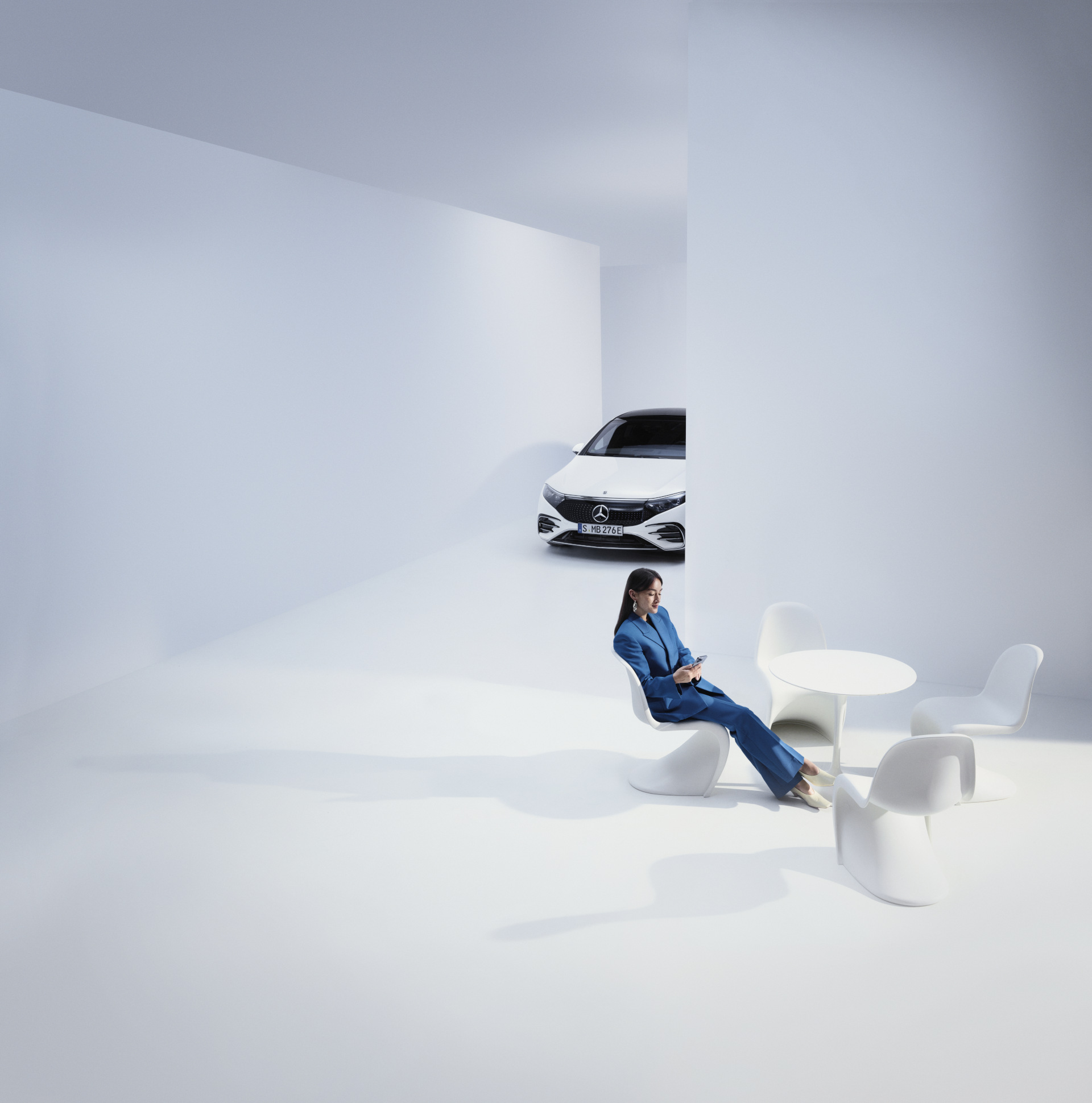 Mercedes-Benz Recall | Mercedes-Benz A customer leaning at the counter turns expectantly to face a Mercedes-Benz employee.