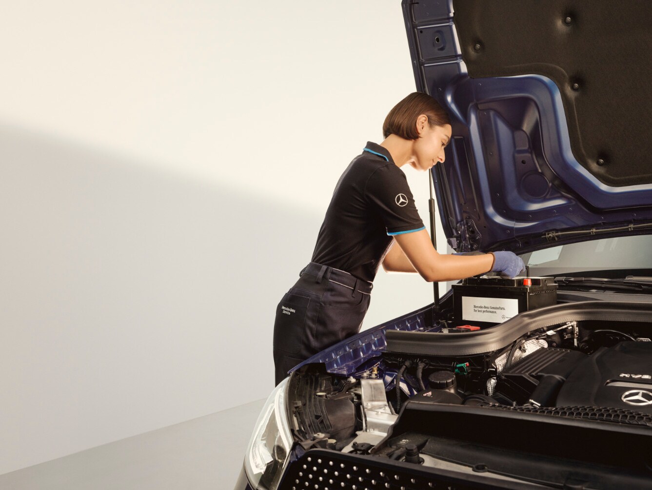 A technician making the settings on the battery.