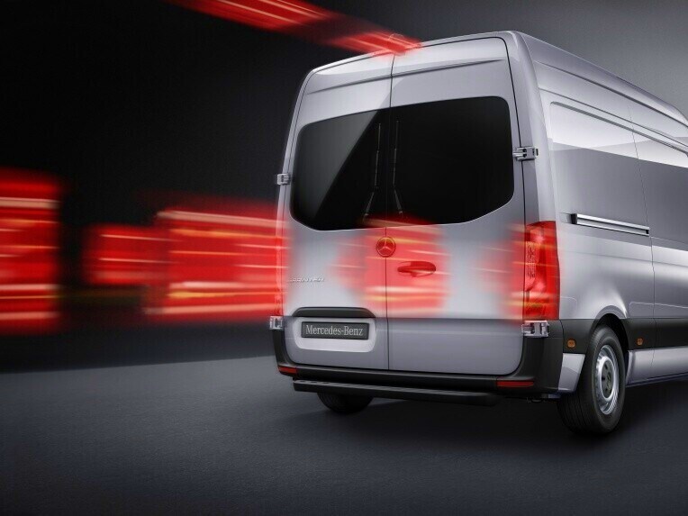 Thanks to their conspicuous flashing, the adaptive brake lights can significantly reduce the reaction time of drivers in vehicles behind and thus prevent rear-end collisions.