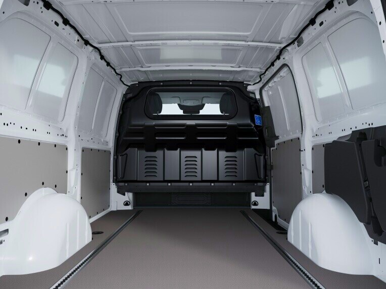 The continuous partition wall on the B-pillar with window allows a view into the load compartment.