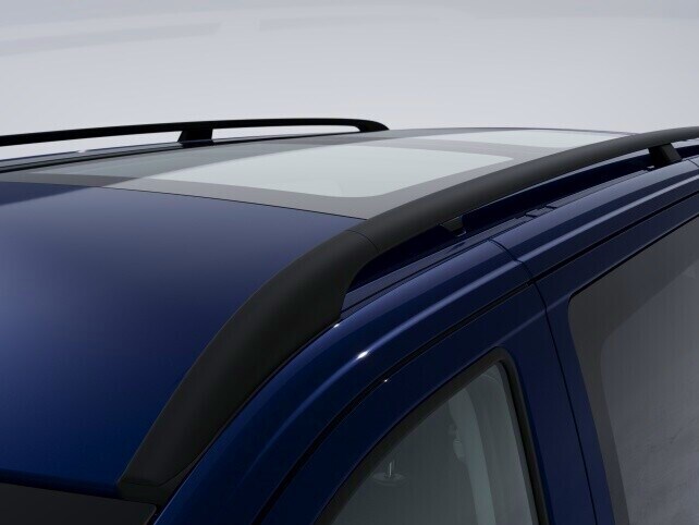 The black-painted roof railing enables additional loads to be transported atop the vehicle roof.