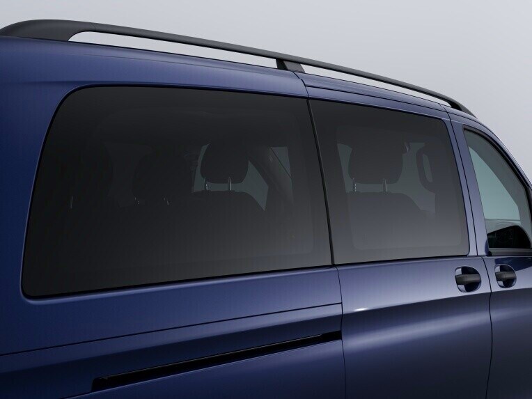 The sliding door on the right makes it easy to load and unload the vehicle thanks to a generous through-loading width of 961 mm and height of 1252 mm.