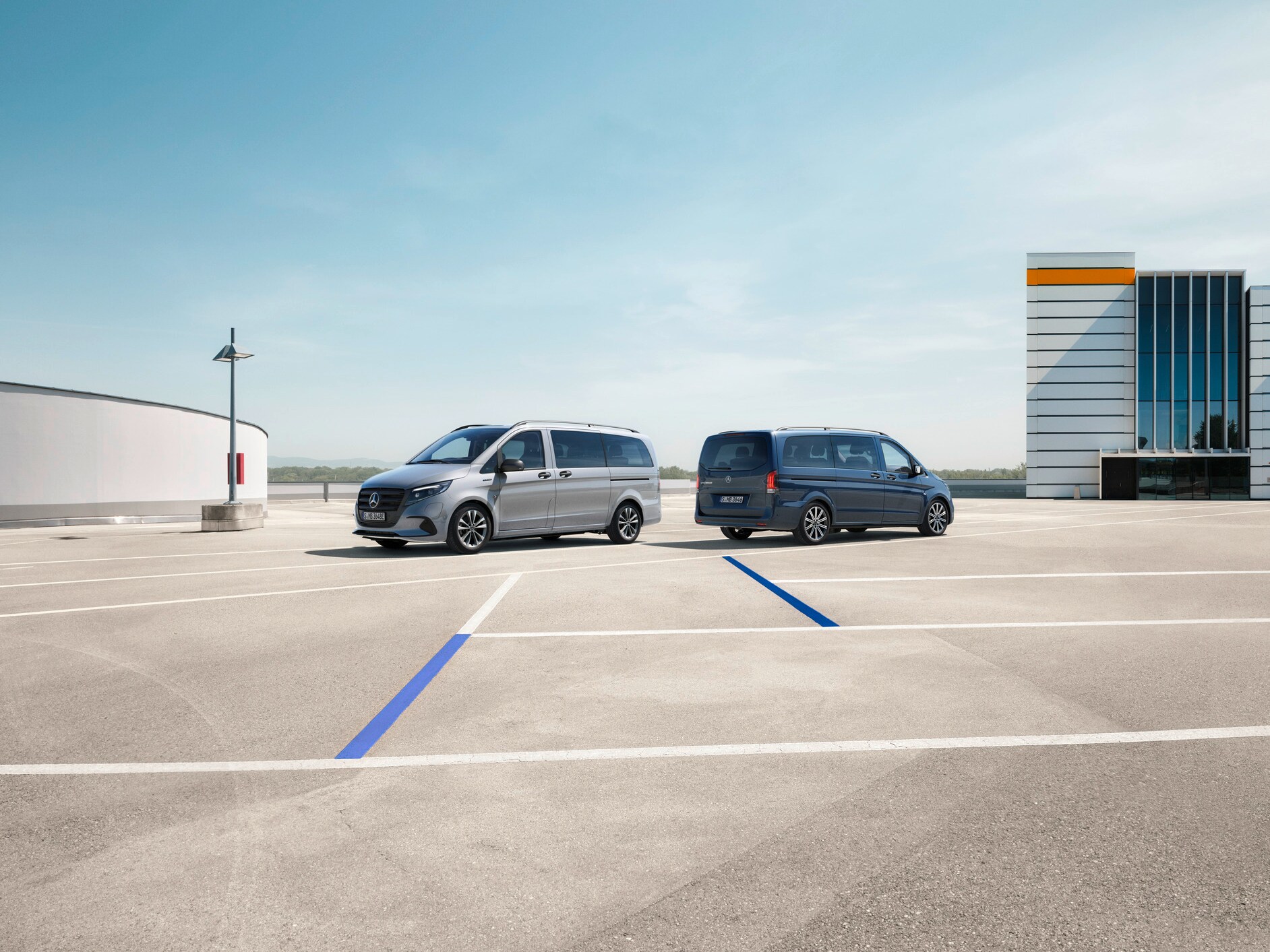 The Vito Tourer and eVito Tourer standing in a parking lot.