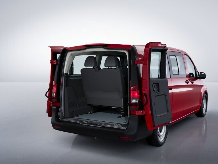 The double-wing rear doors can be opened as far as the vehicle side wall and locked in place with the help of magnetic retainers.