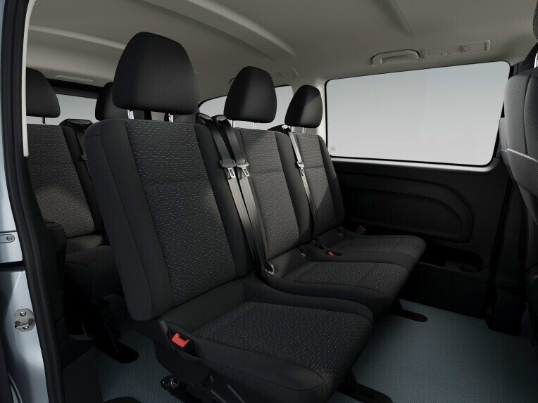 Thanks to the 3-passenger bench seat with folding outer seat the 1st row of seats of the passenger compartment can be used more flexibly.