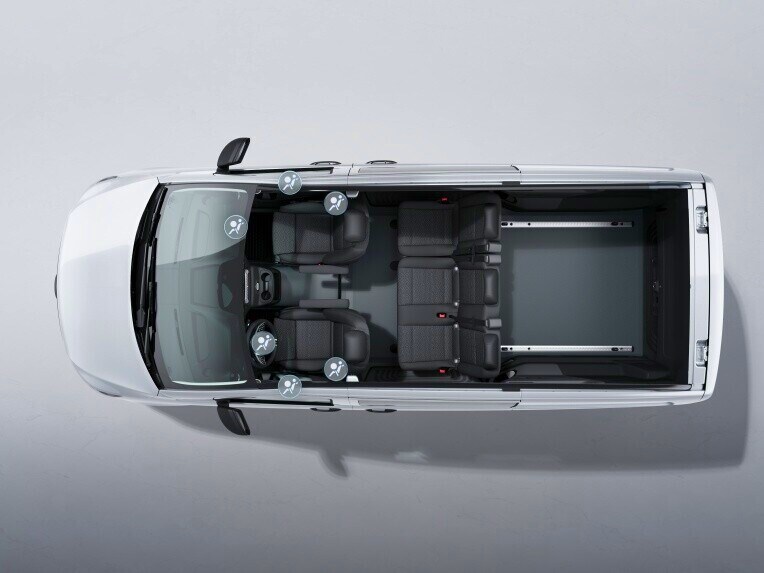 In the event of a collision, the airbag integrated in the steering wheel can protect the driver's head and chest.