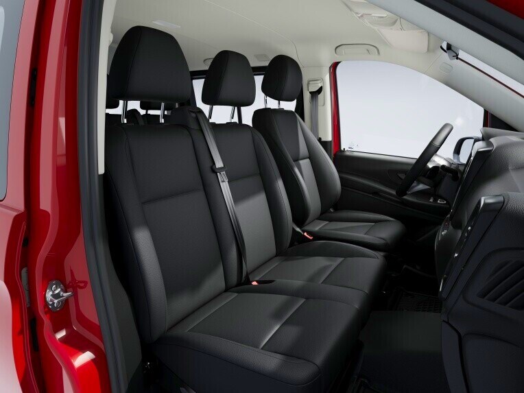 The 2-seater front passenger's bench seat offers an additional seat in the driver compartment.