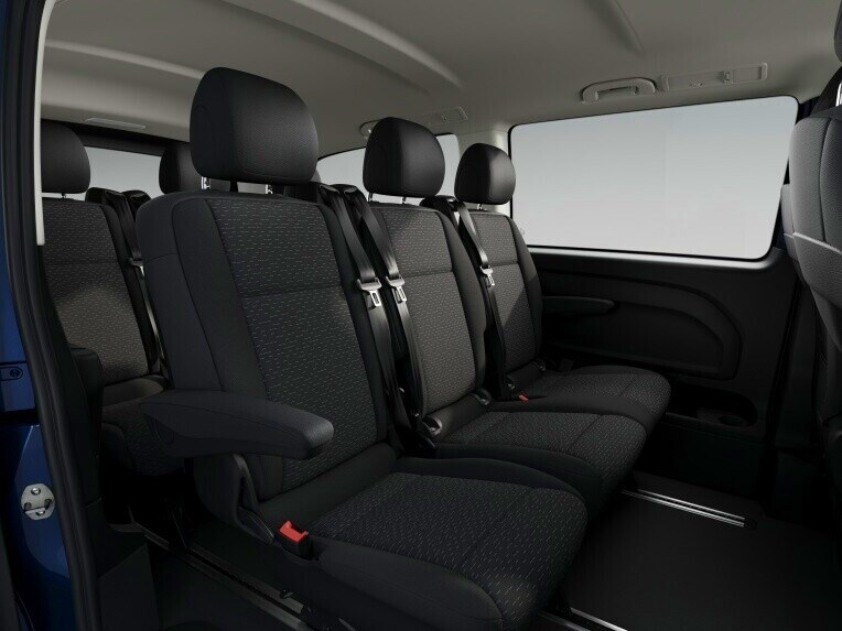 Thanks to the 3-passenger bench seat with folding outer seat the 1st row of seats of the passenger compartment can be used more flexibly.