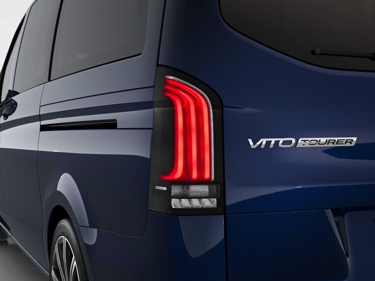 In the event of hard braking, the Adaptive Brake Light can warn following traffic and thus help prevent rear-end collisions.