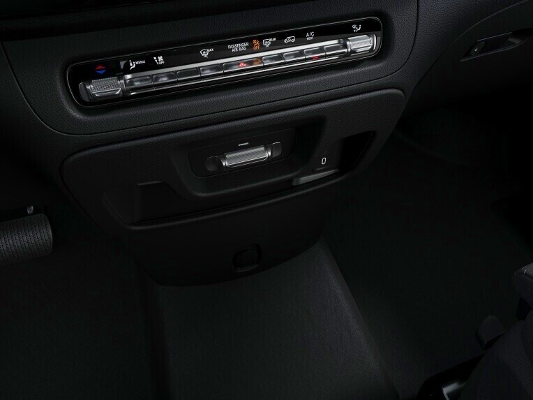 The semi-automatically controlled TEMPMATIC air conditioning system enhances well-being by keeping the interior at a pleasant temperature.