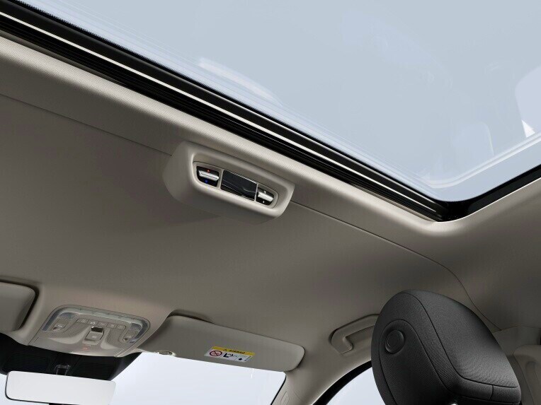 The TEMPMATIC semi-automatic air conditioning system in the rear pampers your passengers with pleasant climate comfort.