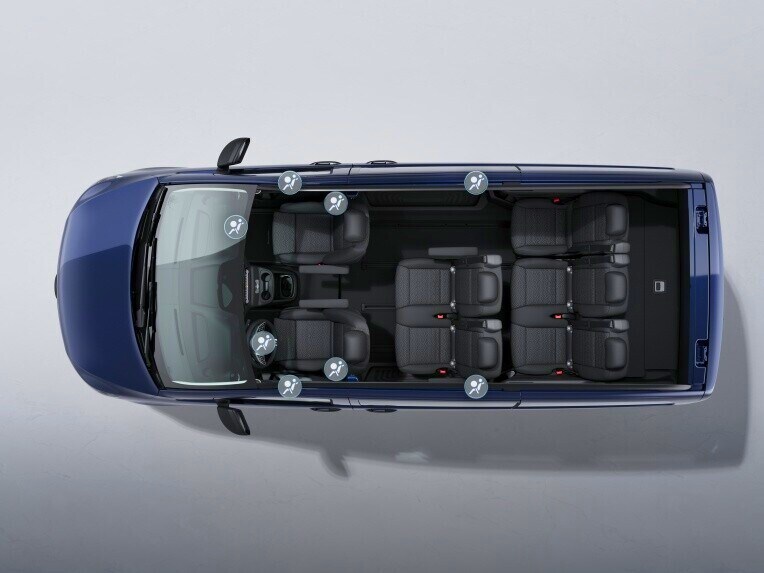 In the event of a collision, the airbag integrated in the steering wheel can protect the driver's head and chest.