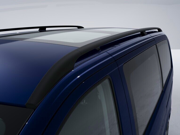 The black-painted roof railing enables additional loads to be transported atop the vehicle roof.