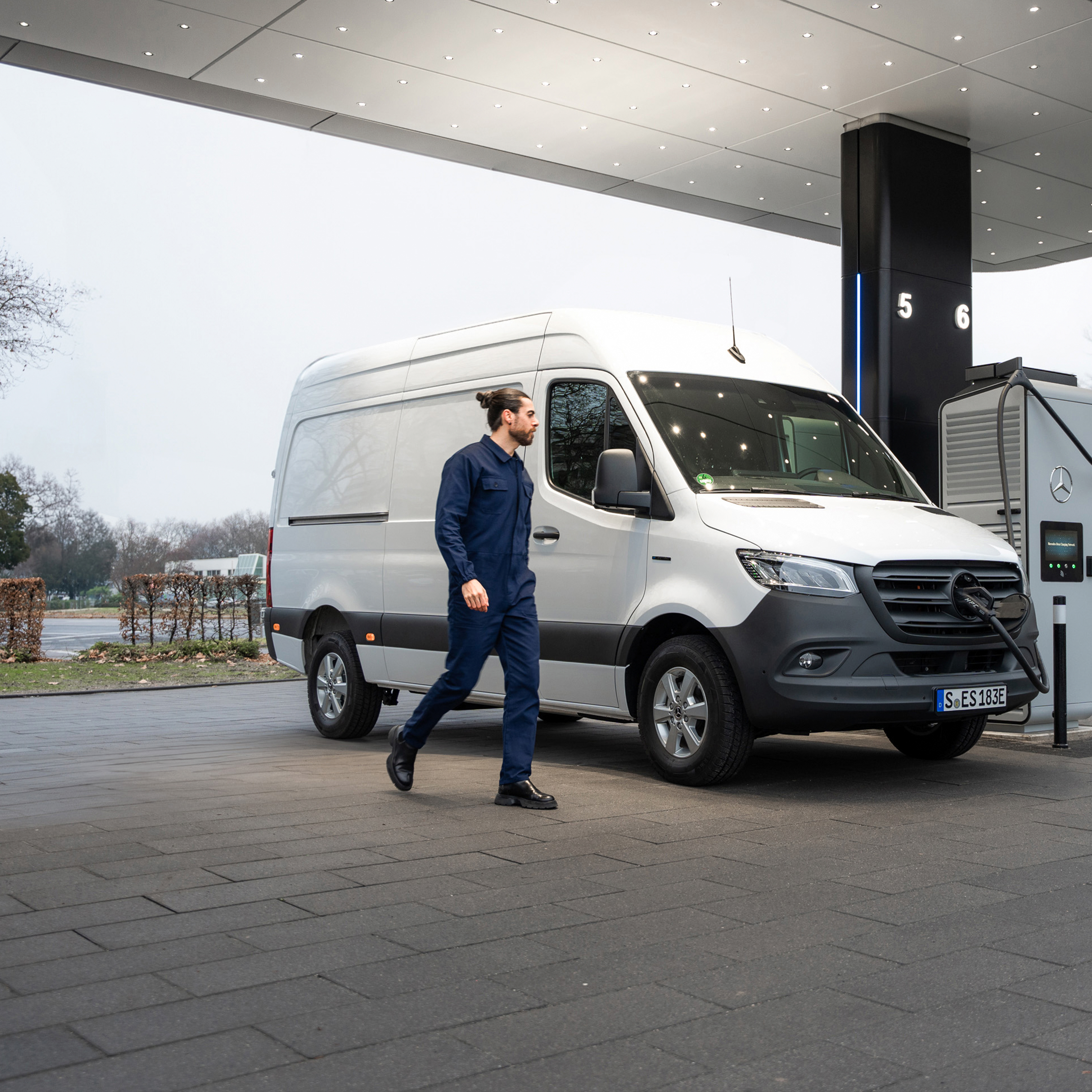 Charging on the go | Mercedes-Benz Vans Charging on the go with MB.CHARGE Public.